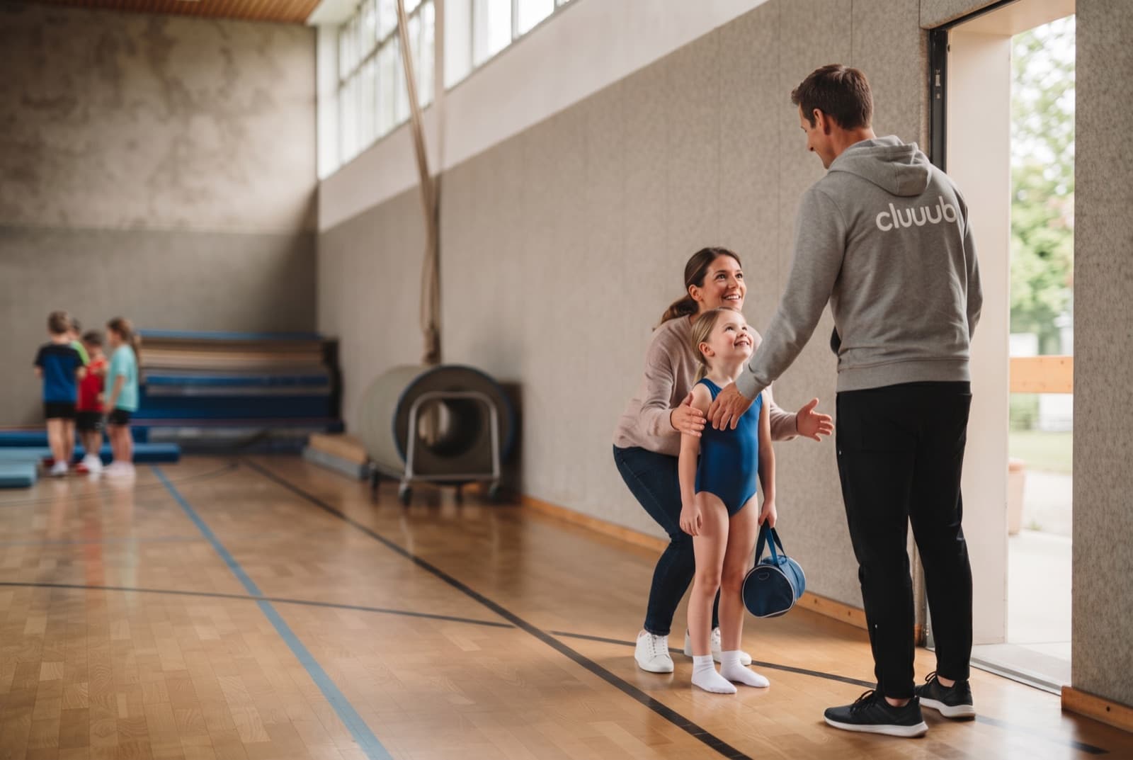 Abholung von Kindern nach dem Sporttraining an der Halle